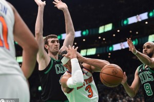 皇冠体育-包含今晚波士顿凯尔特人调整名单以备欧冠，回应争议环节打磨，悬念犹存，年轻球员得到机会的词条